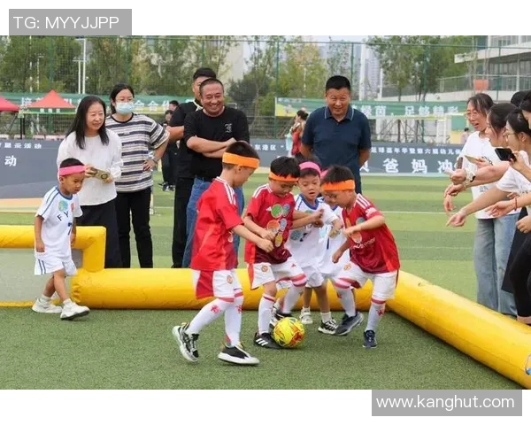 足球明星与幼儿亲密互动精彩瞬间尽在镜头之中