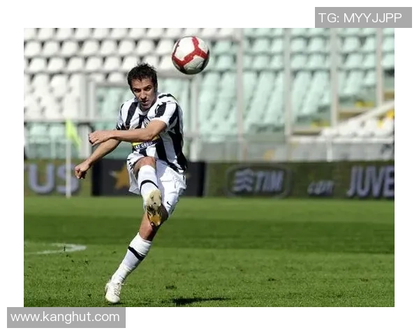 足球明星精彩瞬间射门瞬间定格展现力量与技巧的完美结合 足球明星精彩瞬间射门瞬间定格展现力量与技巧的完美结合